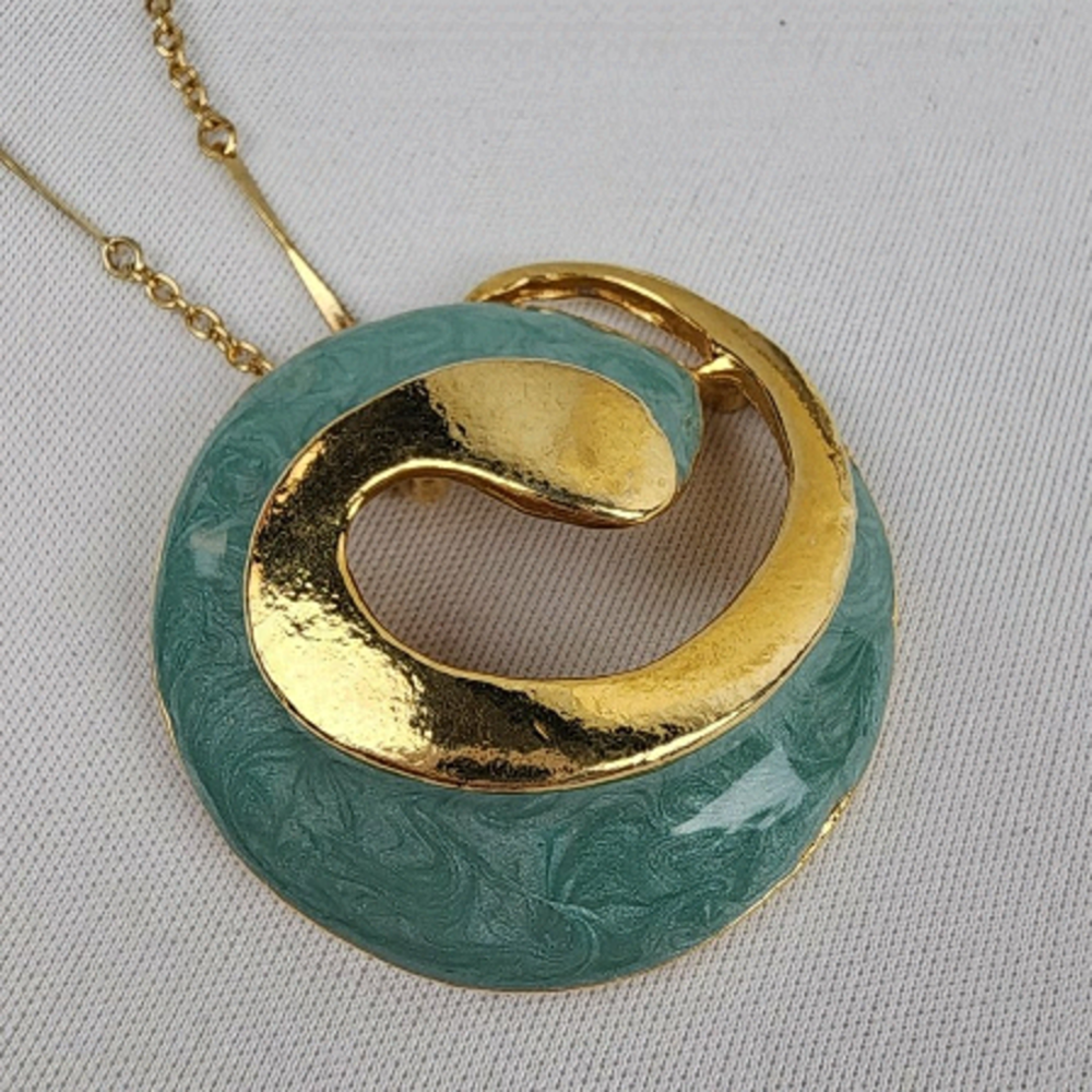 VINTAGE Avon Gold Tone Green Pendant Chain Necklace